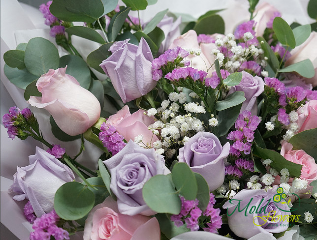 Букет из фиолетовых и розовых роз Фото